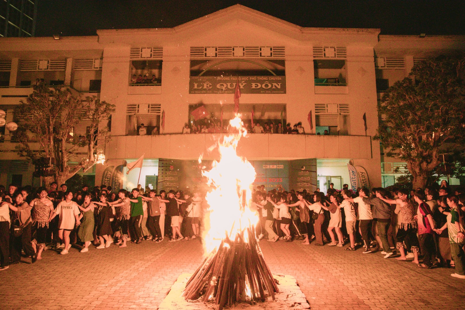 Hoạt động đốt lửa trại chào mừng ngày 26/3 của các em học sinh.
